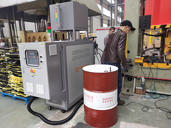 高效控溫，內飾件模溫機確保汽車隔音墊生產質量