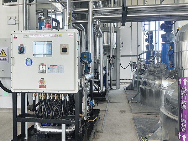 化工和制藥行業提高溫控精度，用導熱油TCU系統